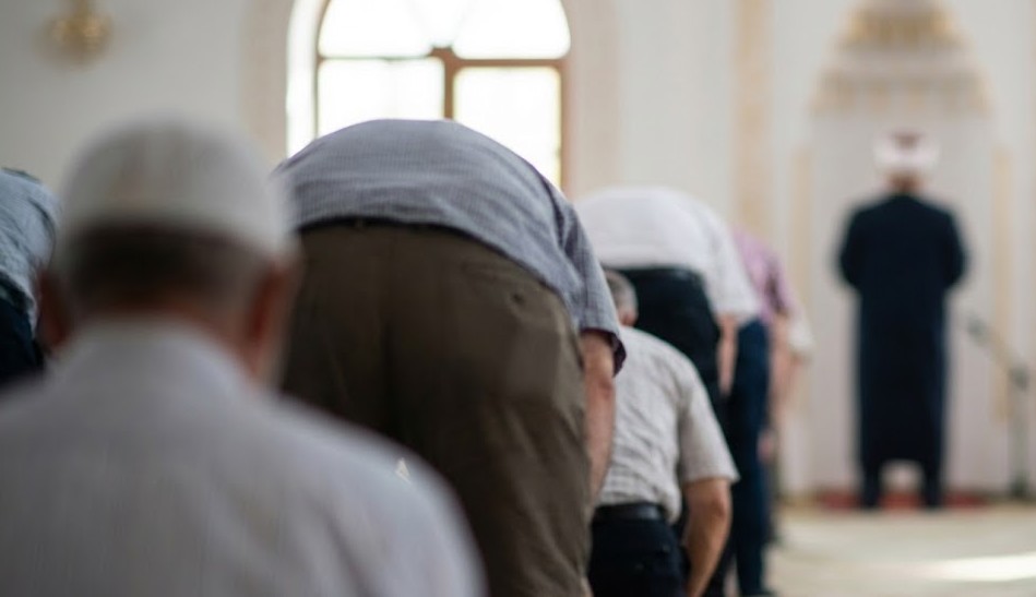 [Tanya Ustadz] Masbuk Saat Imam Rakaat Ketiga atau Keempat, Perlukah Membaca Surah Pendek?