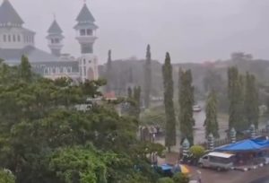 Hukum Meminum Air Hujan yang Baru Turun dalam Islam: Apakah Termasuk Sunnah?